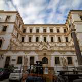 E davanti a noi ecco la maestososa facciata principale del Palazzo, la cui vista � per� �sporcata� sia dalla presenza di molte automobili parcheggiate, che dai lavori di restauro che stanno interessando il fabbricato da alcuni mesi a questa parte